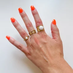 Anillo big white dorado