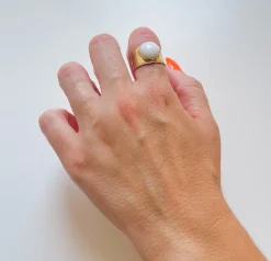 Anillo big white dorado