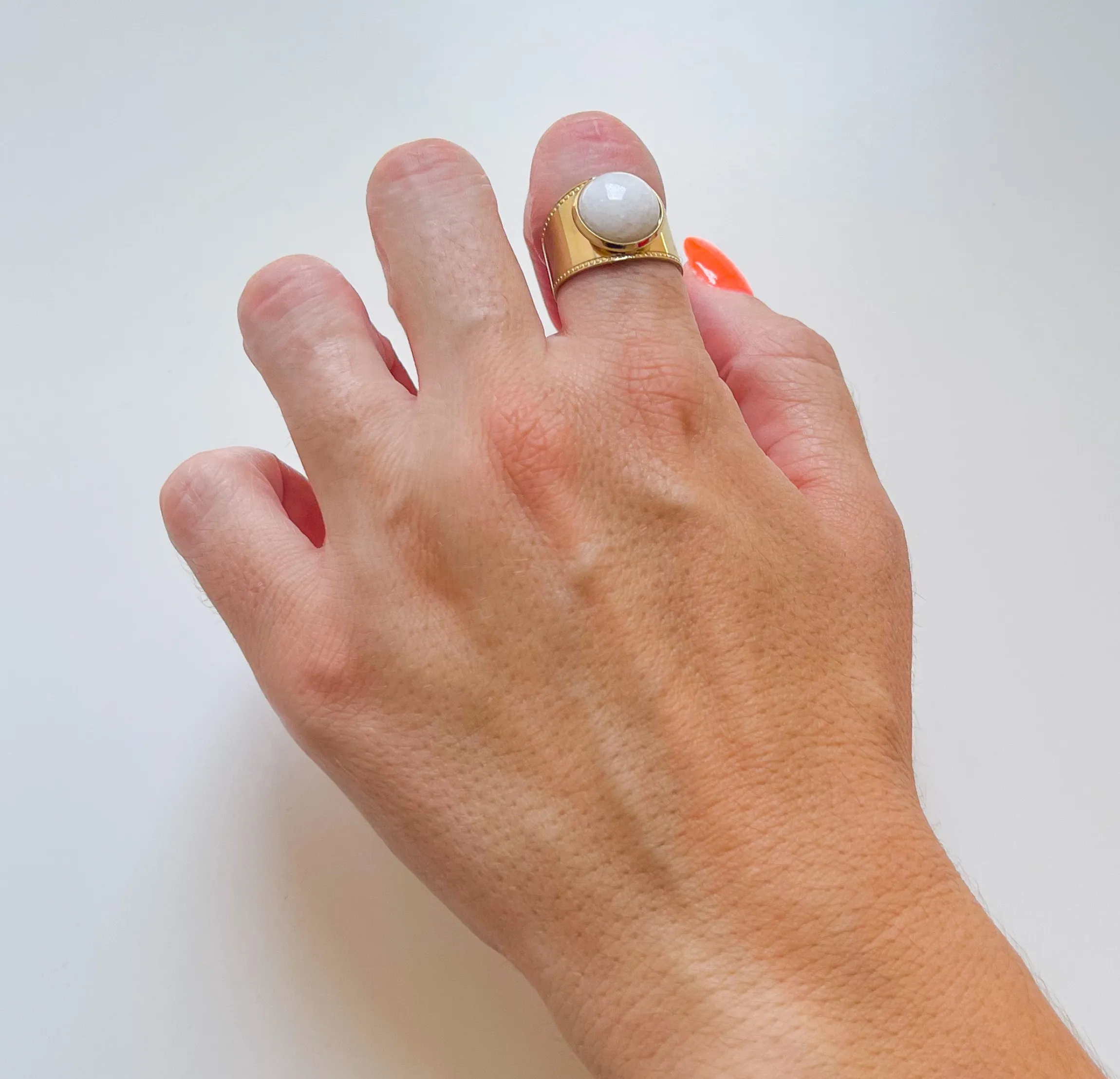 Anillo big white dorado