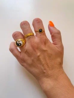 Anillo ying yang corazón dorado