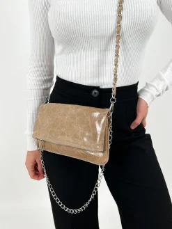 Bolso piel cadenas brillo beige