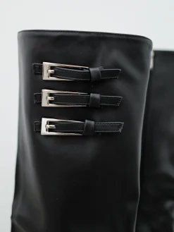Bota tacón lisa hebillas negra