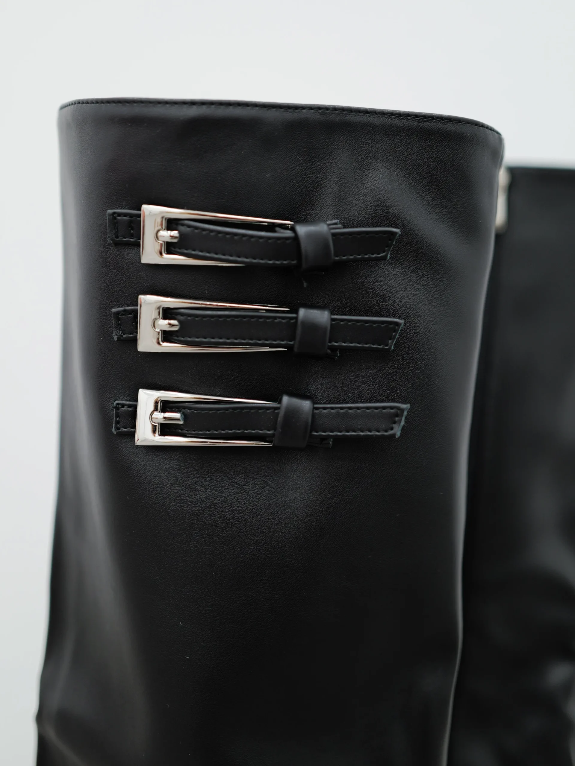Bota tacón lisa hebillas negra