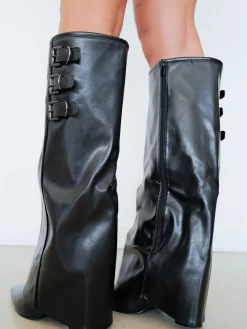 Bota tacón tres hebillas negra