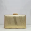 Clutch bandas textura dorado