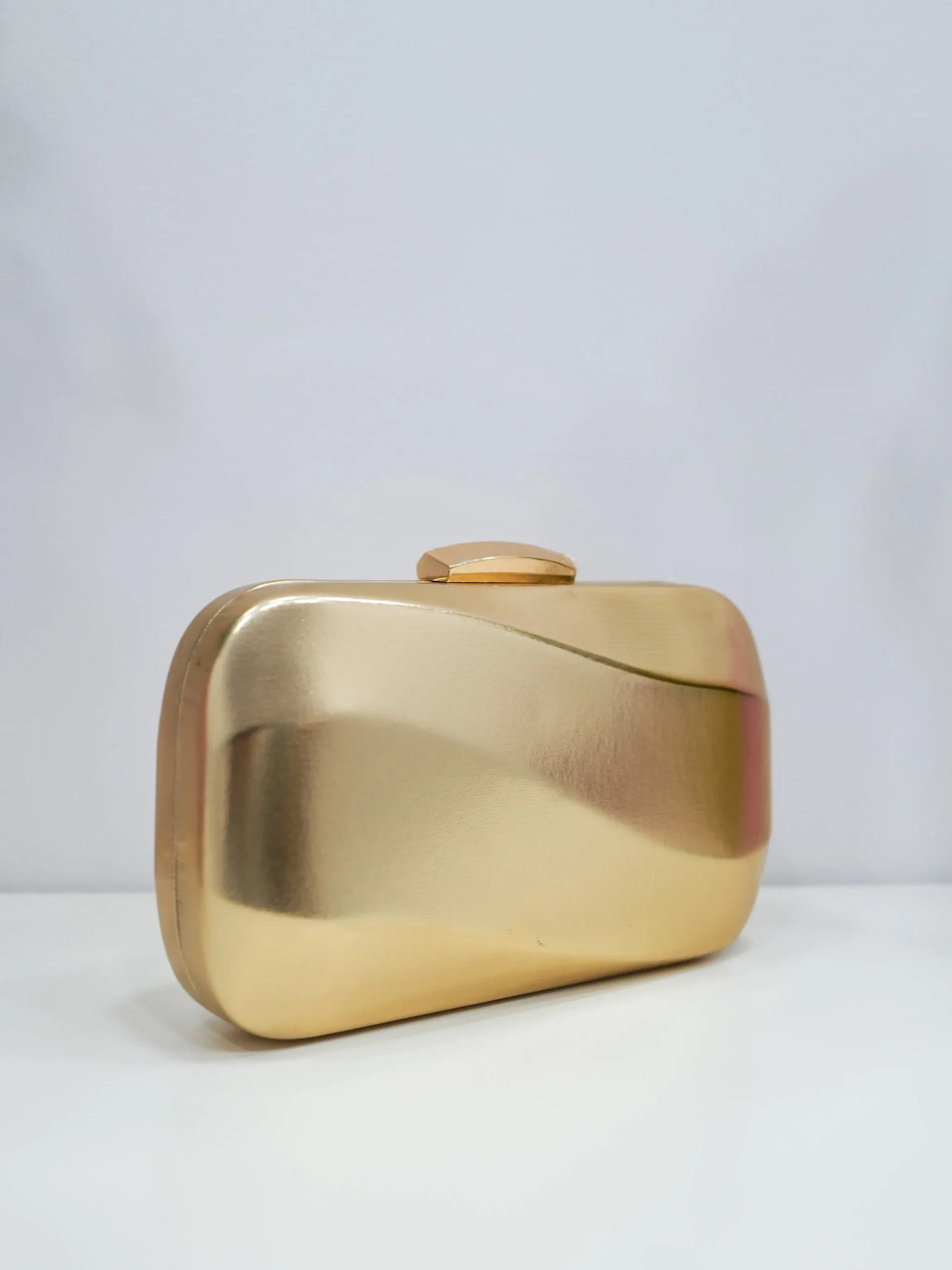 Clutch efecto ola dorado