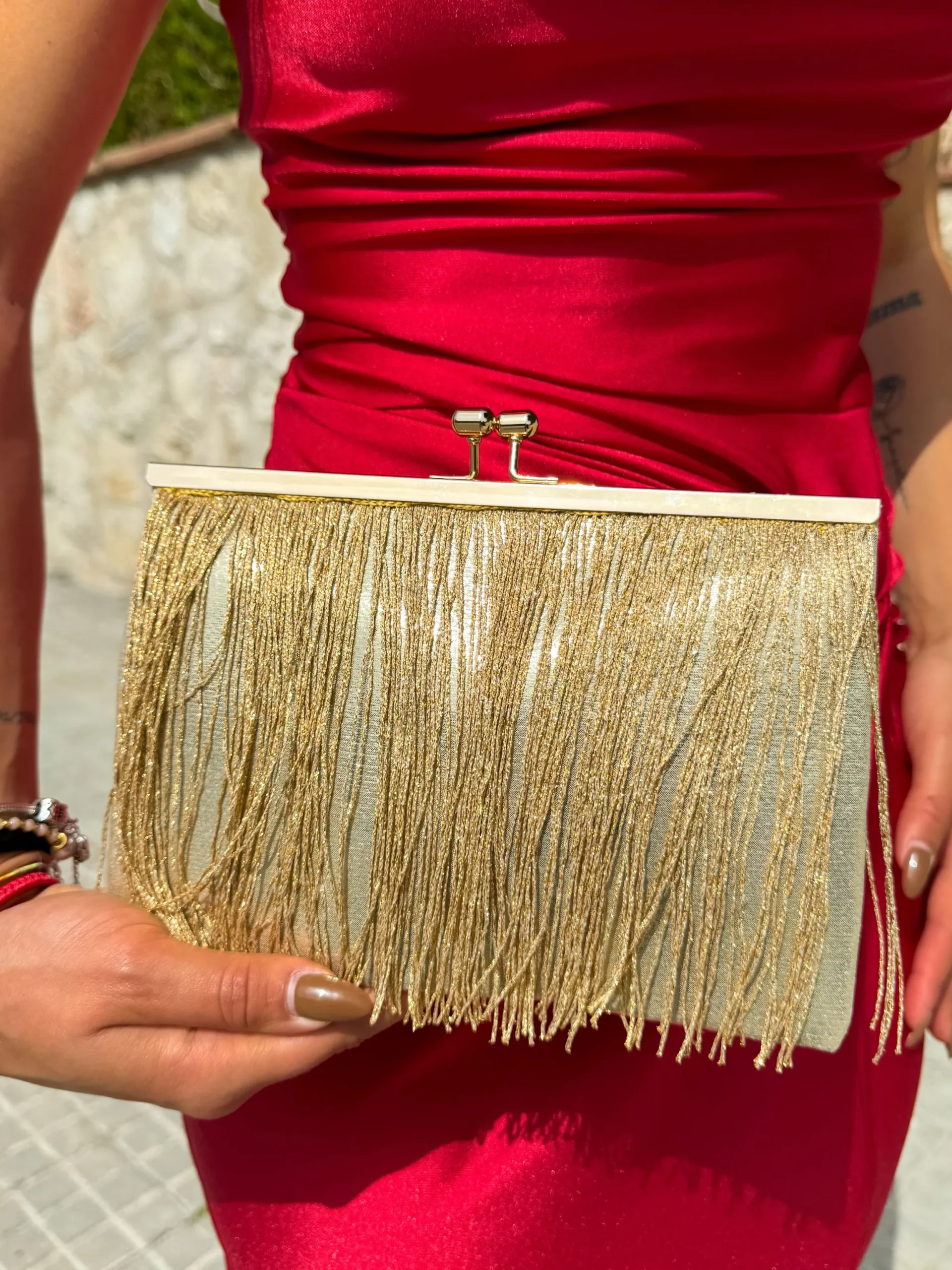 Clutch flecos dorado