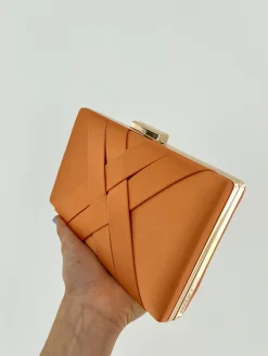 Clutch satinado naranja