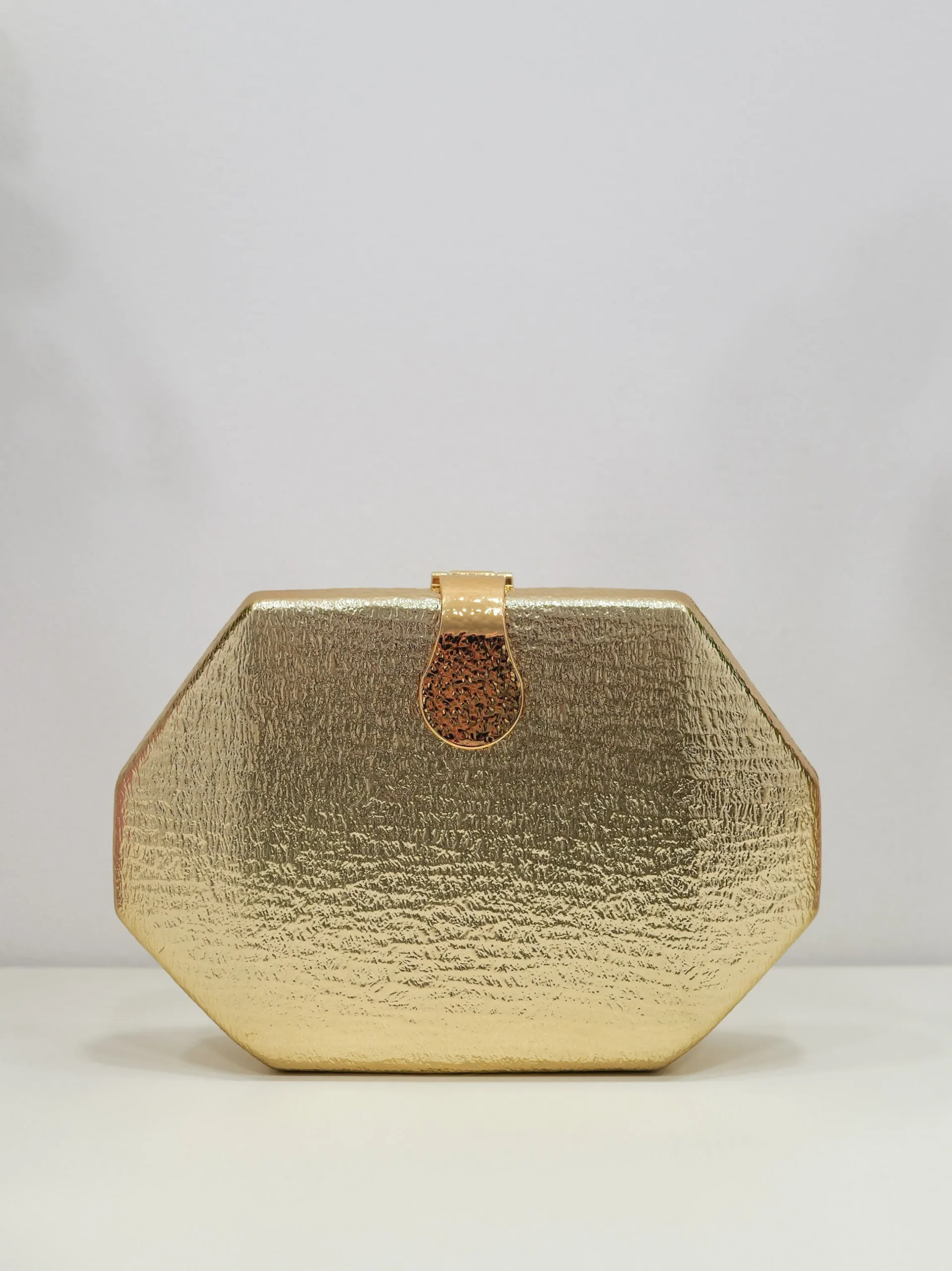 Clutch textura cierre dorado