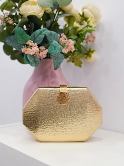 Clutch textura cierre dorado