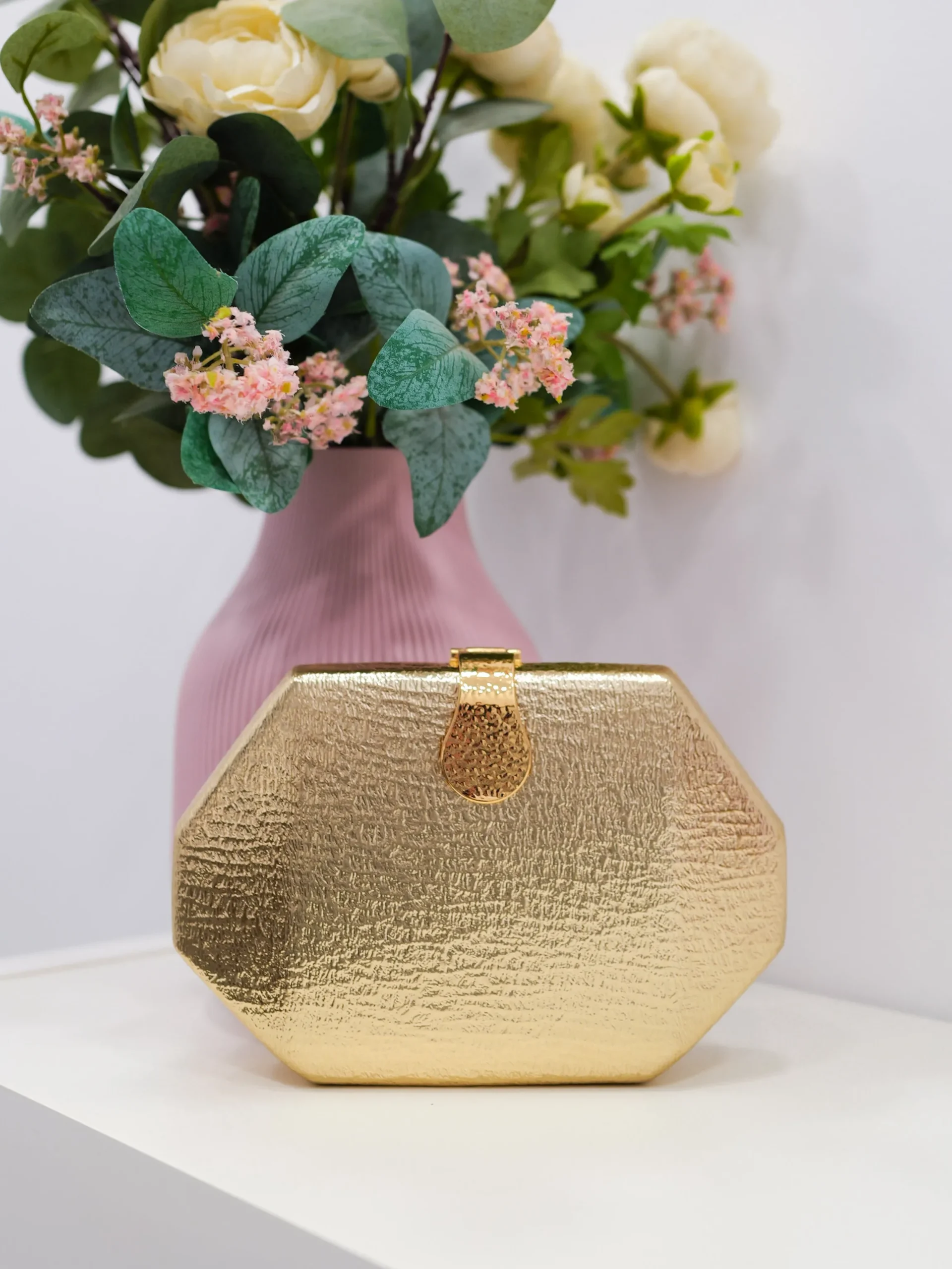 Clutch textura cierre dorado