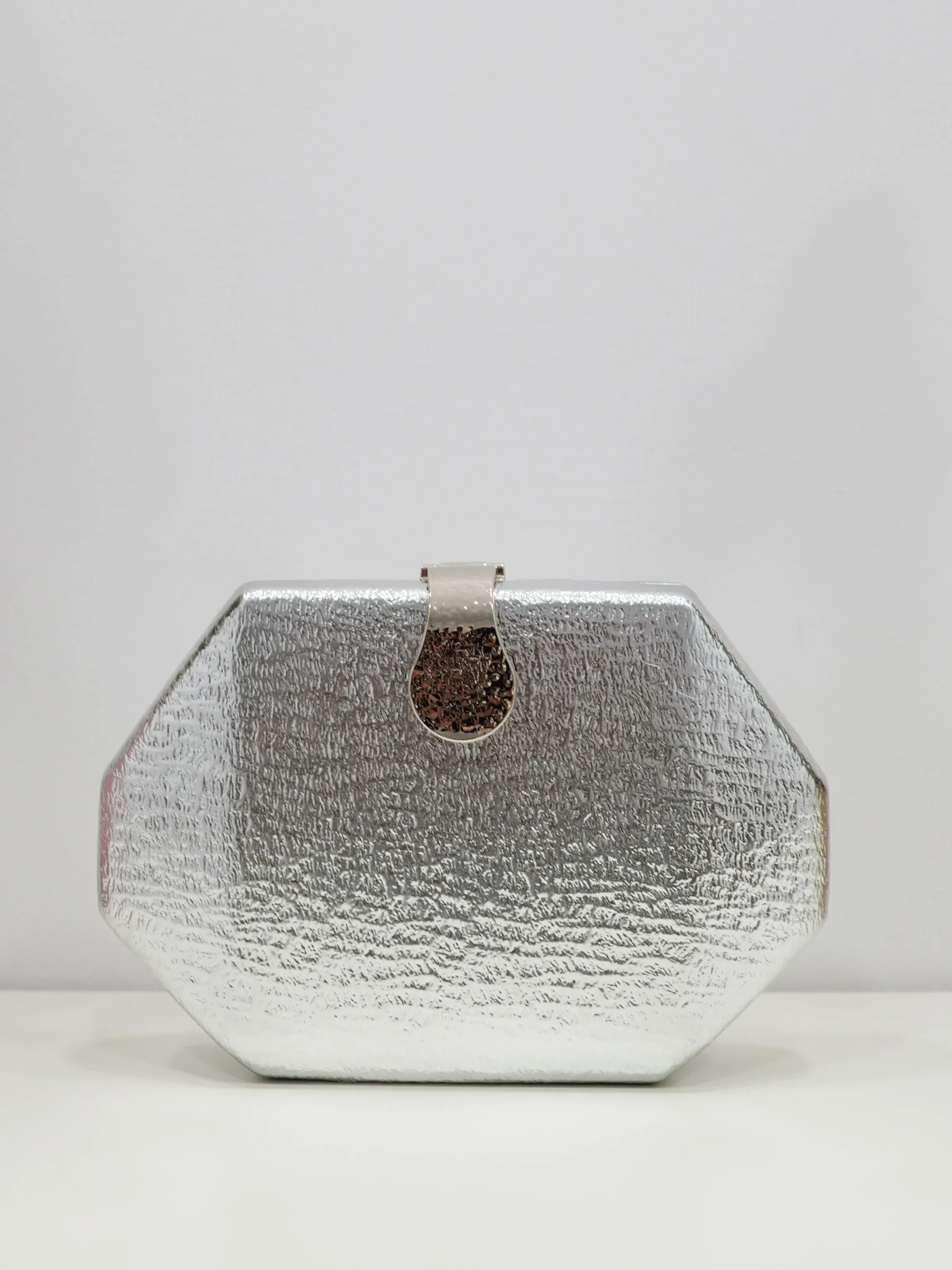 Clutch textura cierre plateado
