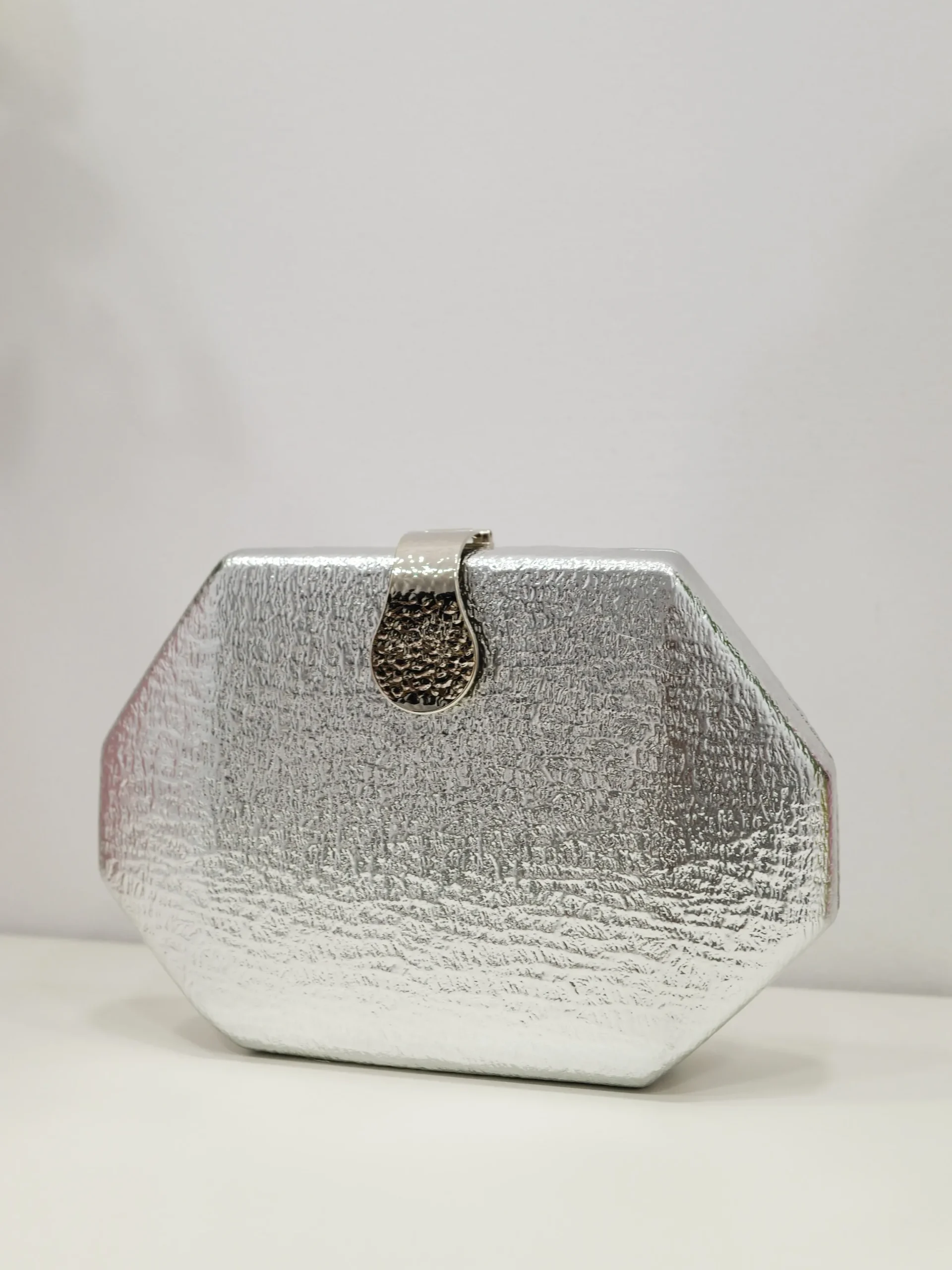 Clutch textura cierre plateado