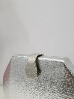 Clutch textura cierre plateado