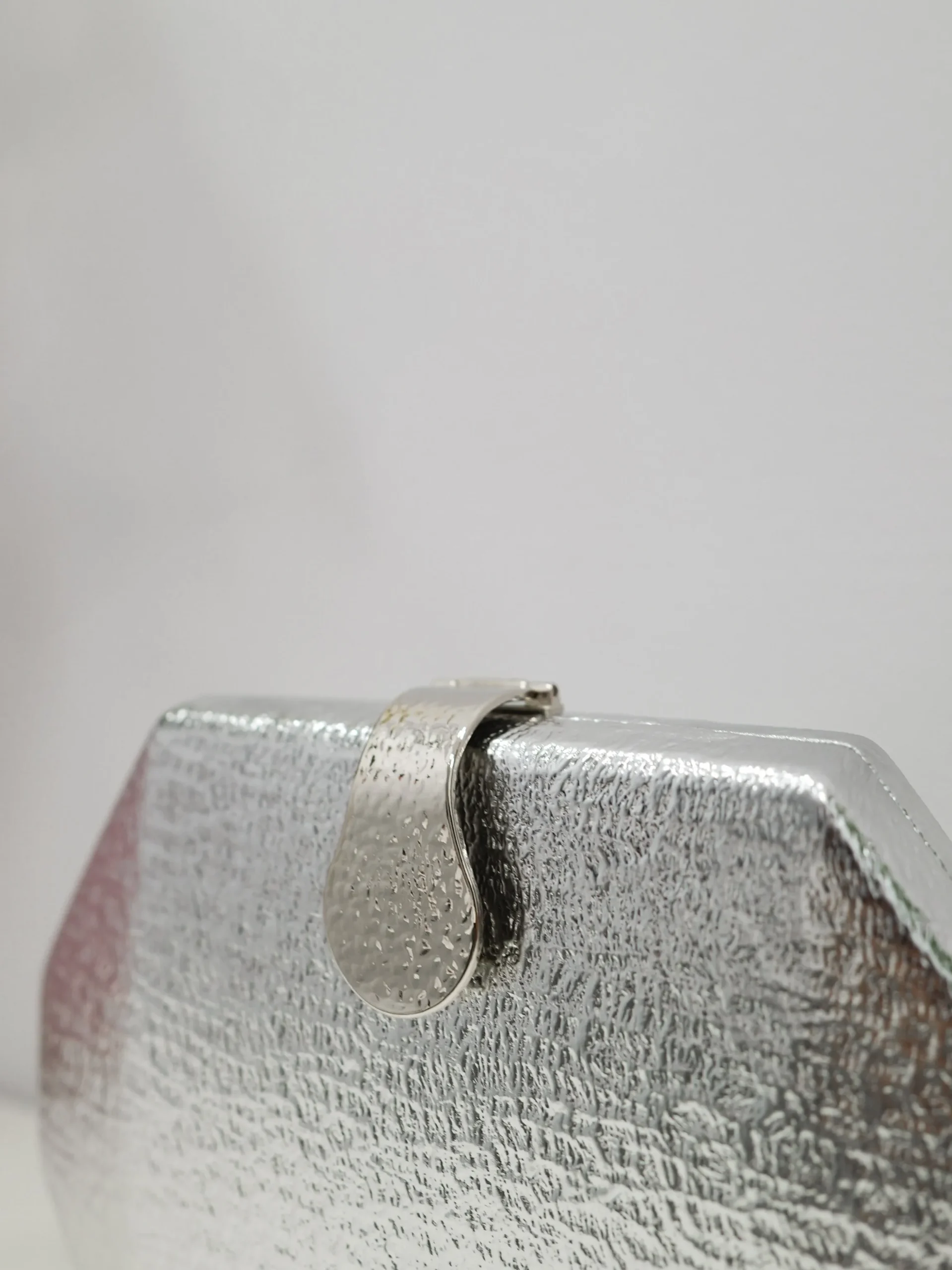 Clutch textura cierre plateado