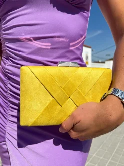 Clutch trenzado mostaza