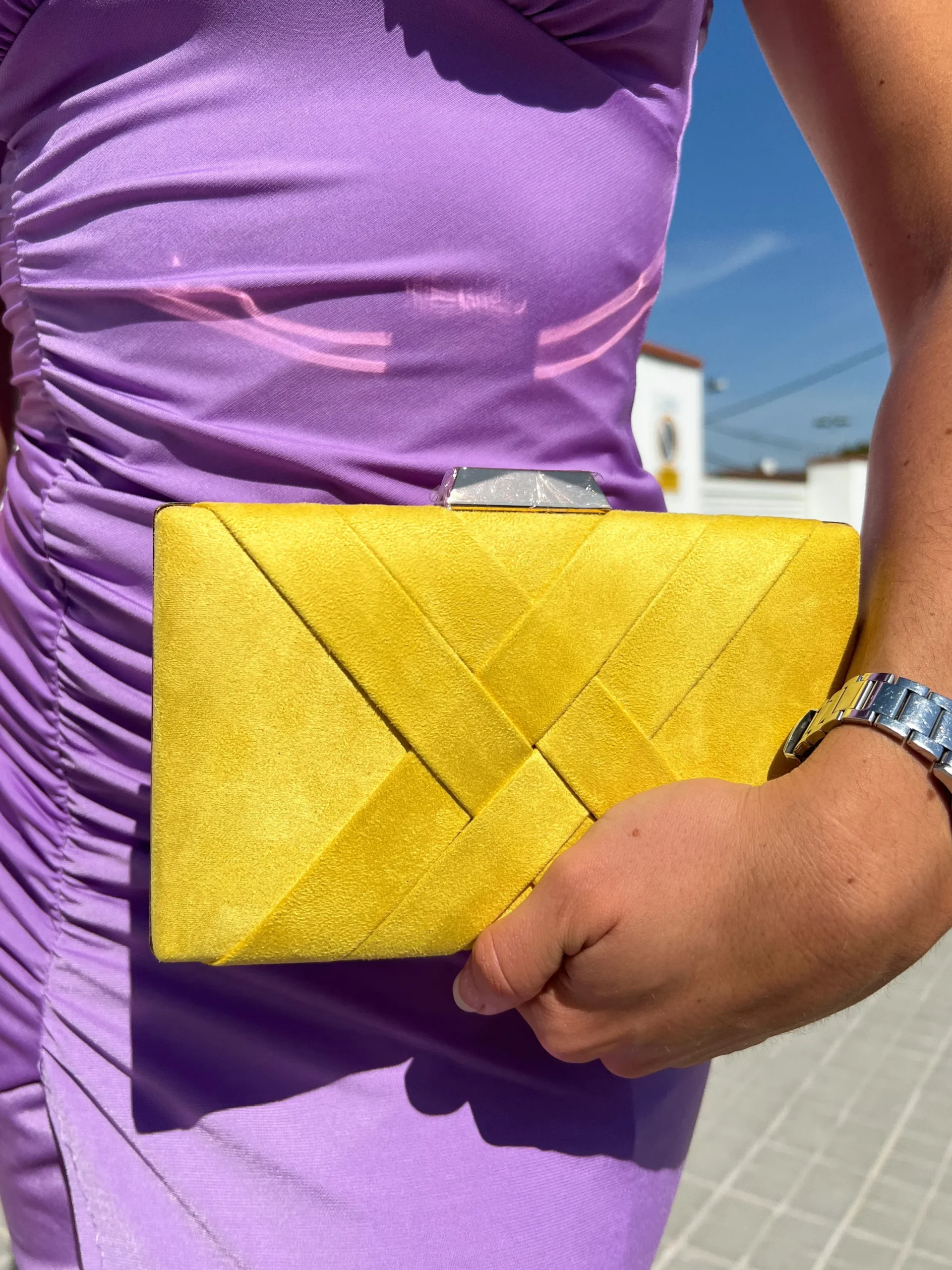 Clutch trenzado mostaza