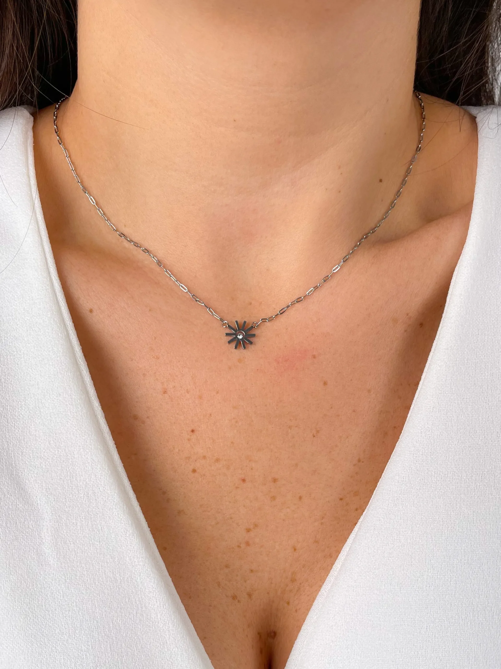 Collar fino plateado sol brillante
