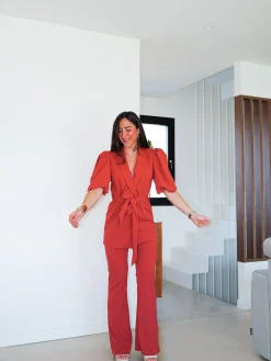 Conjunto mono traje pomposo coral