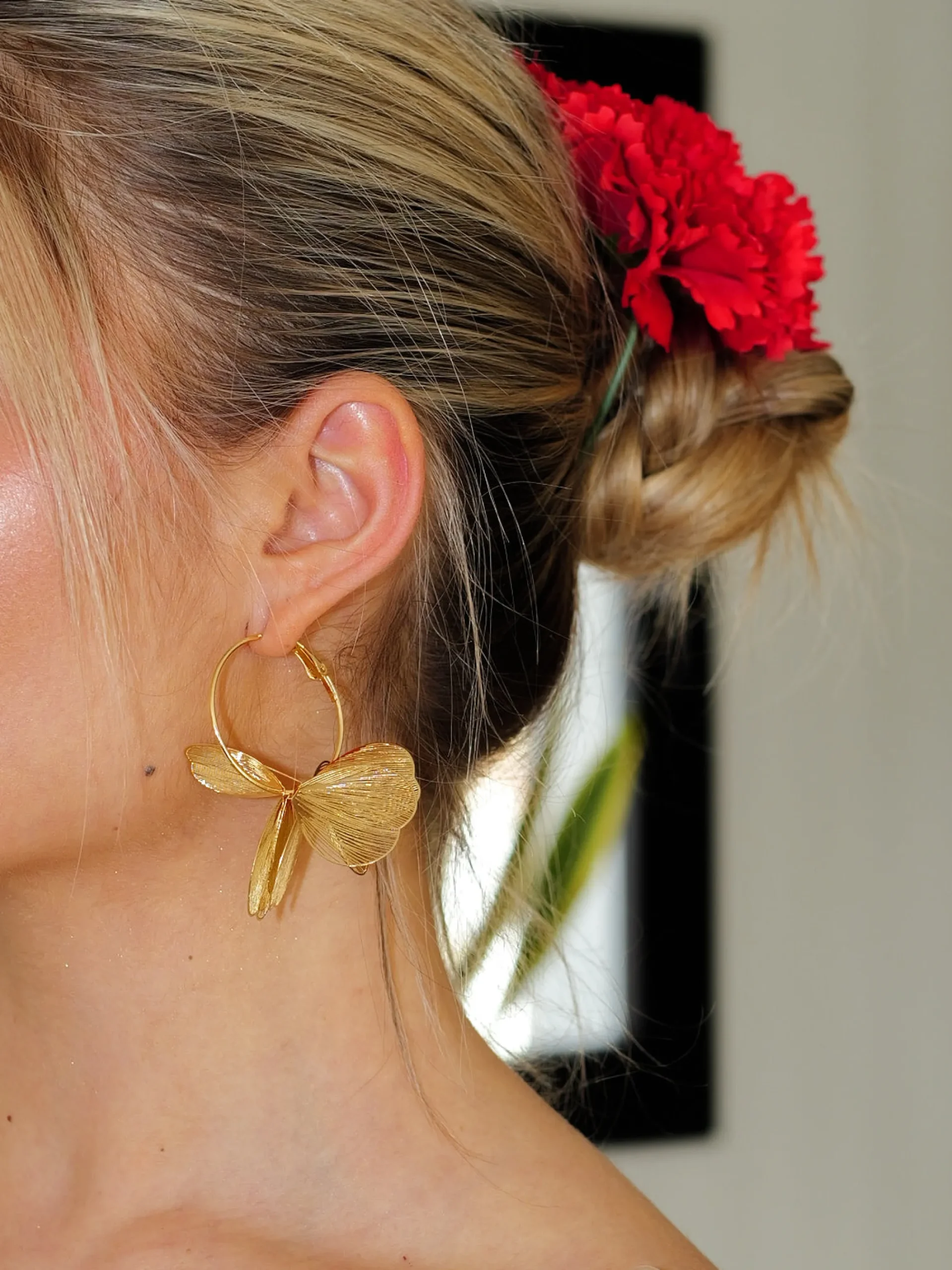 Pendientes de aros con flores dorados