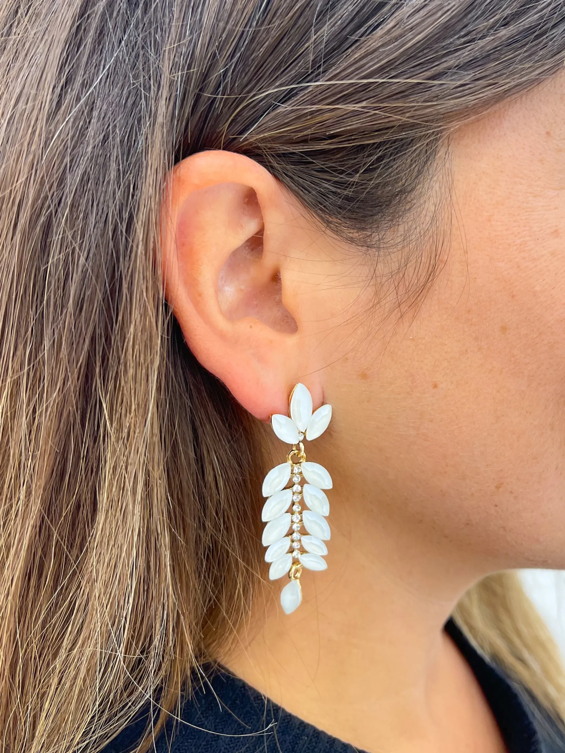 Pendientes hebras blancas
