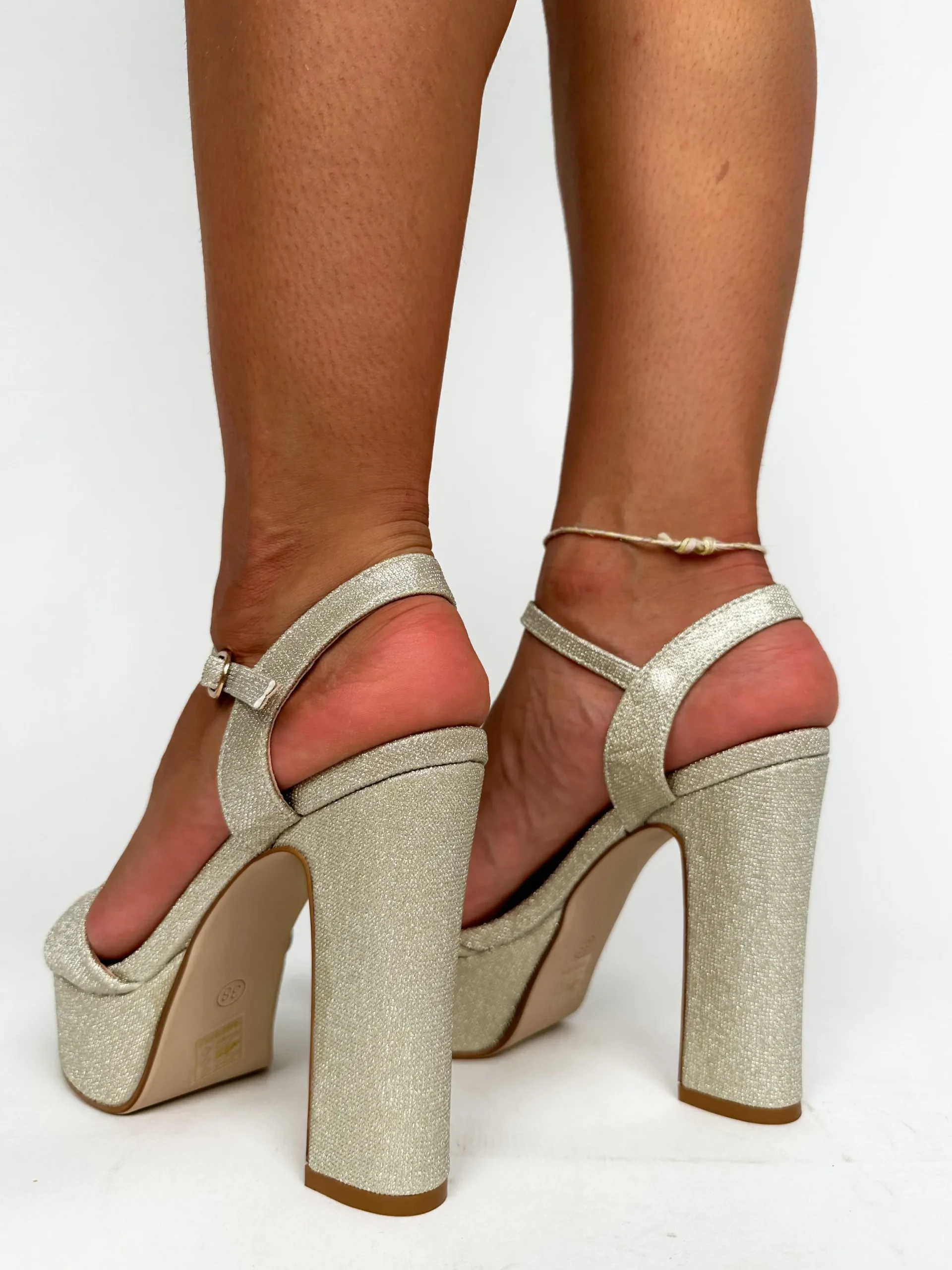 Sandalia plataforma glitter dorada