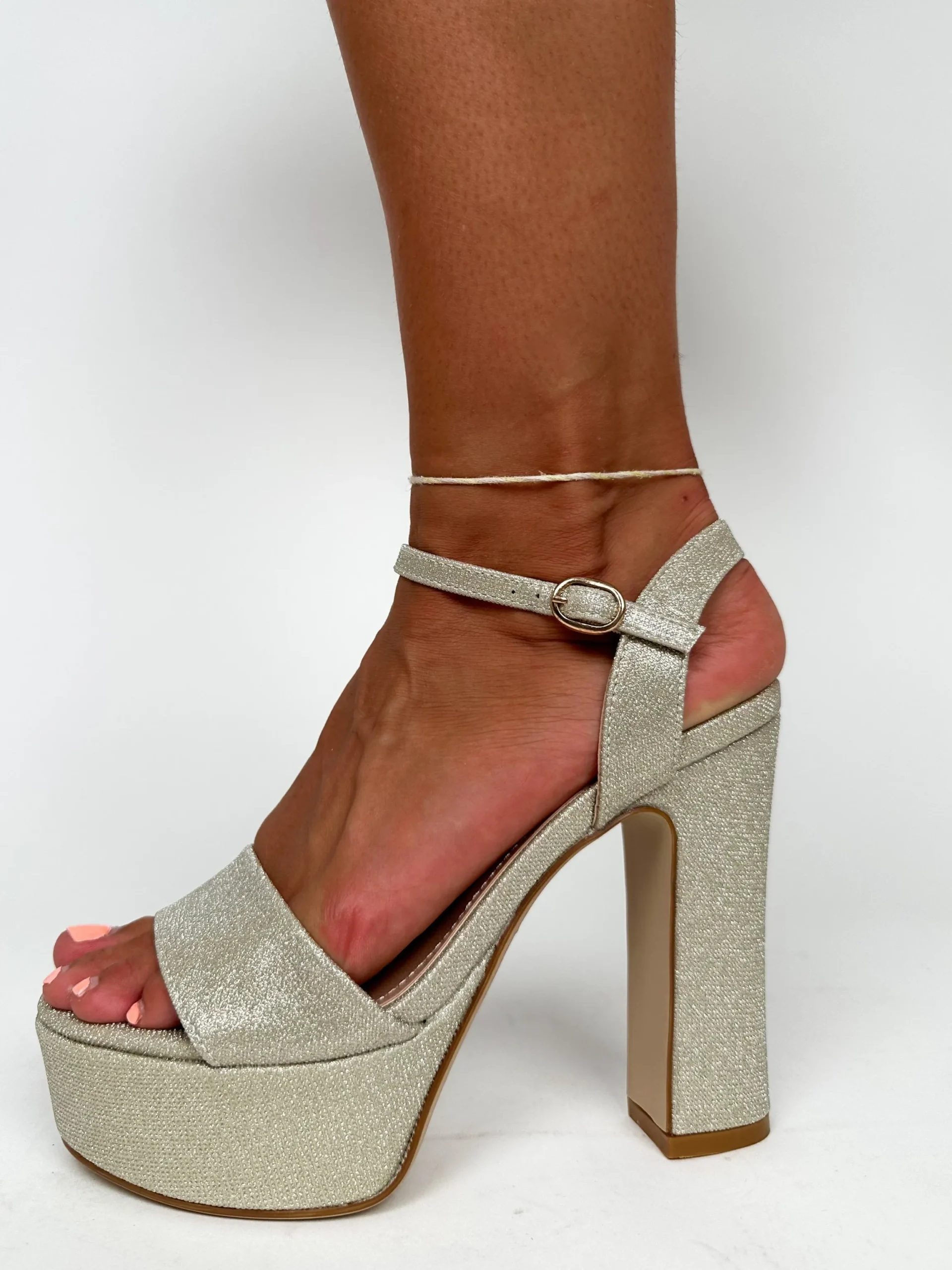 Sandalia plataforma glitter dorada