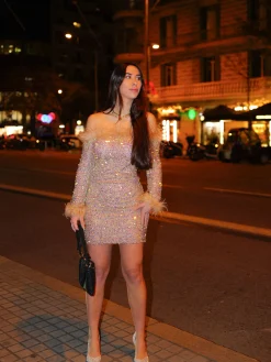 Vestido bardot glitter plumas beige
