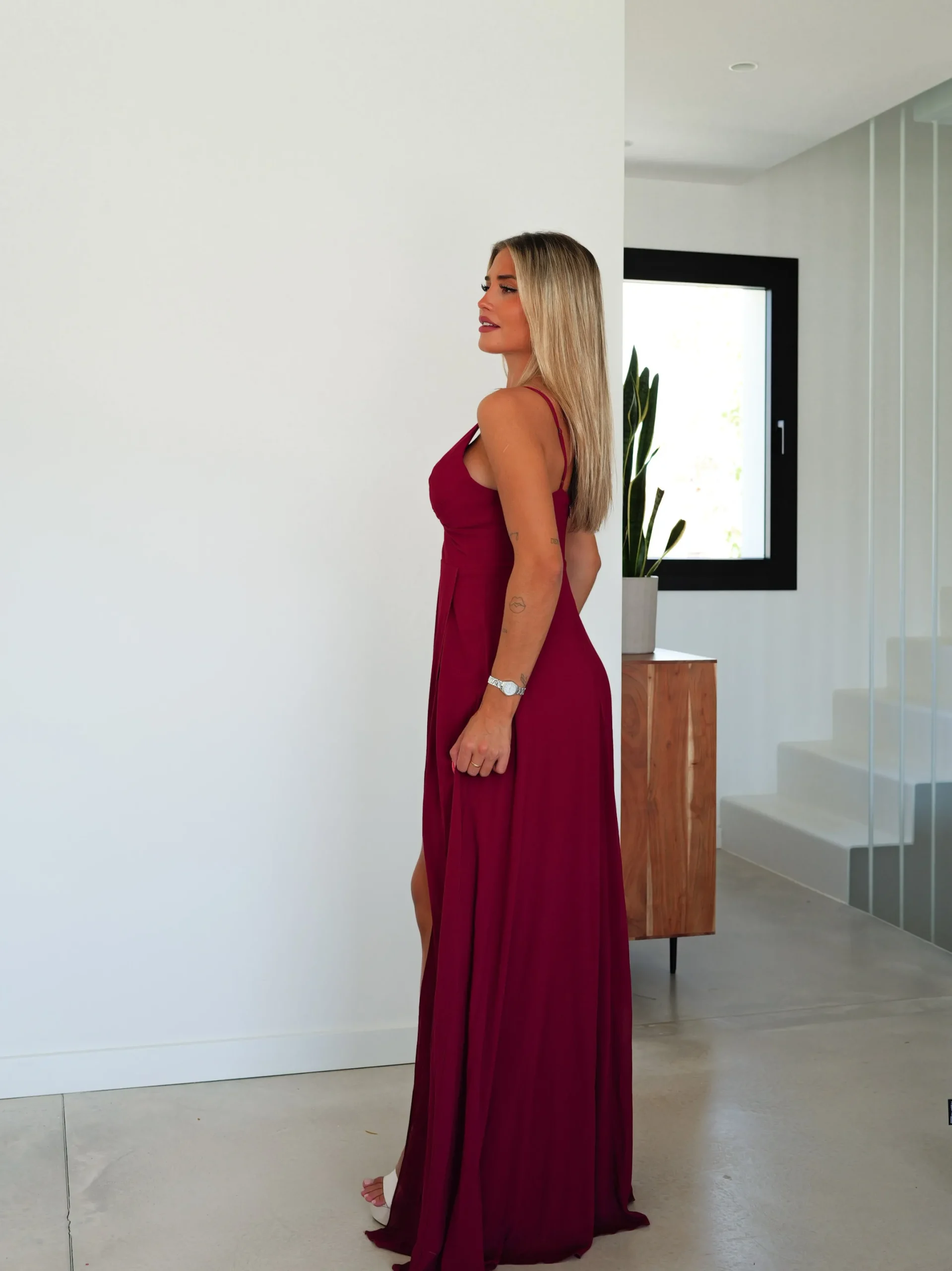Vestido crepe pico burdeos