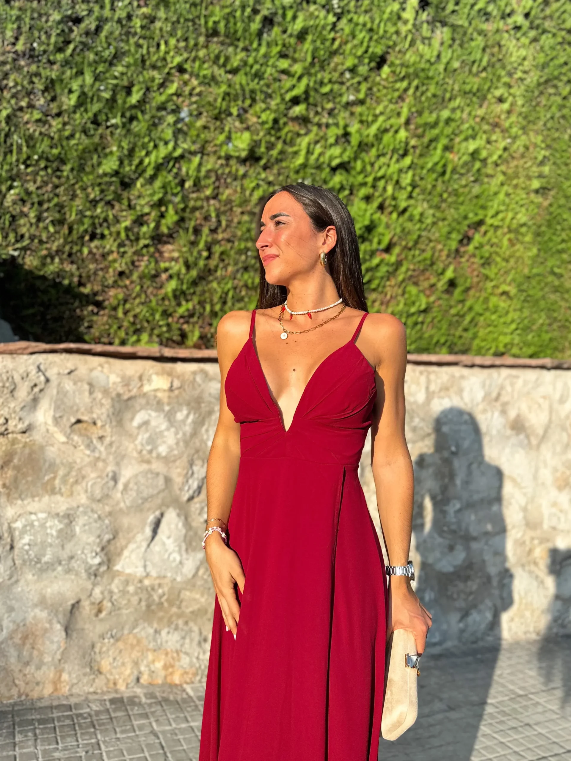 Vestido crepe pico burdeos