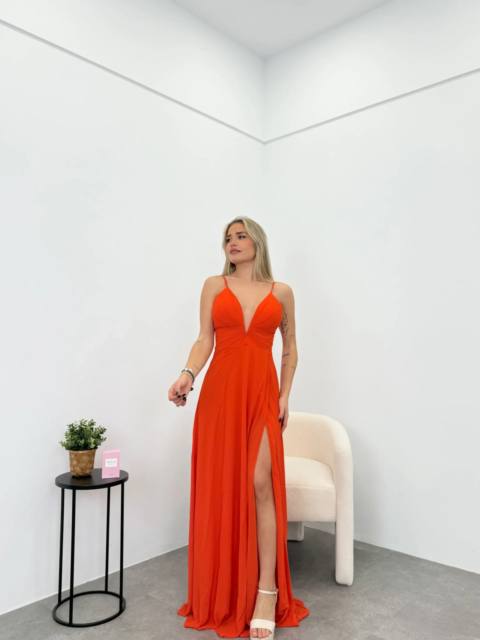 Vestido crepe pico naranja