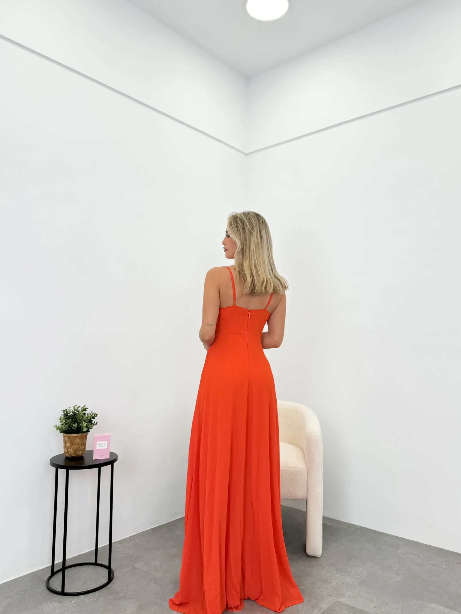 Vestido crepe pico naranja