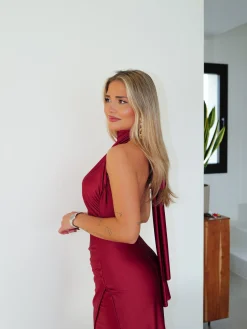 Vestido halter espalda lazo burdeos