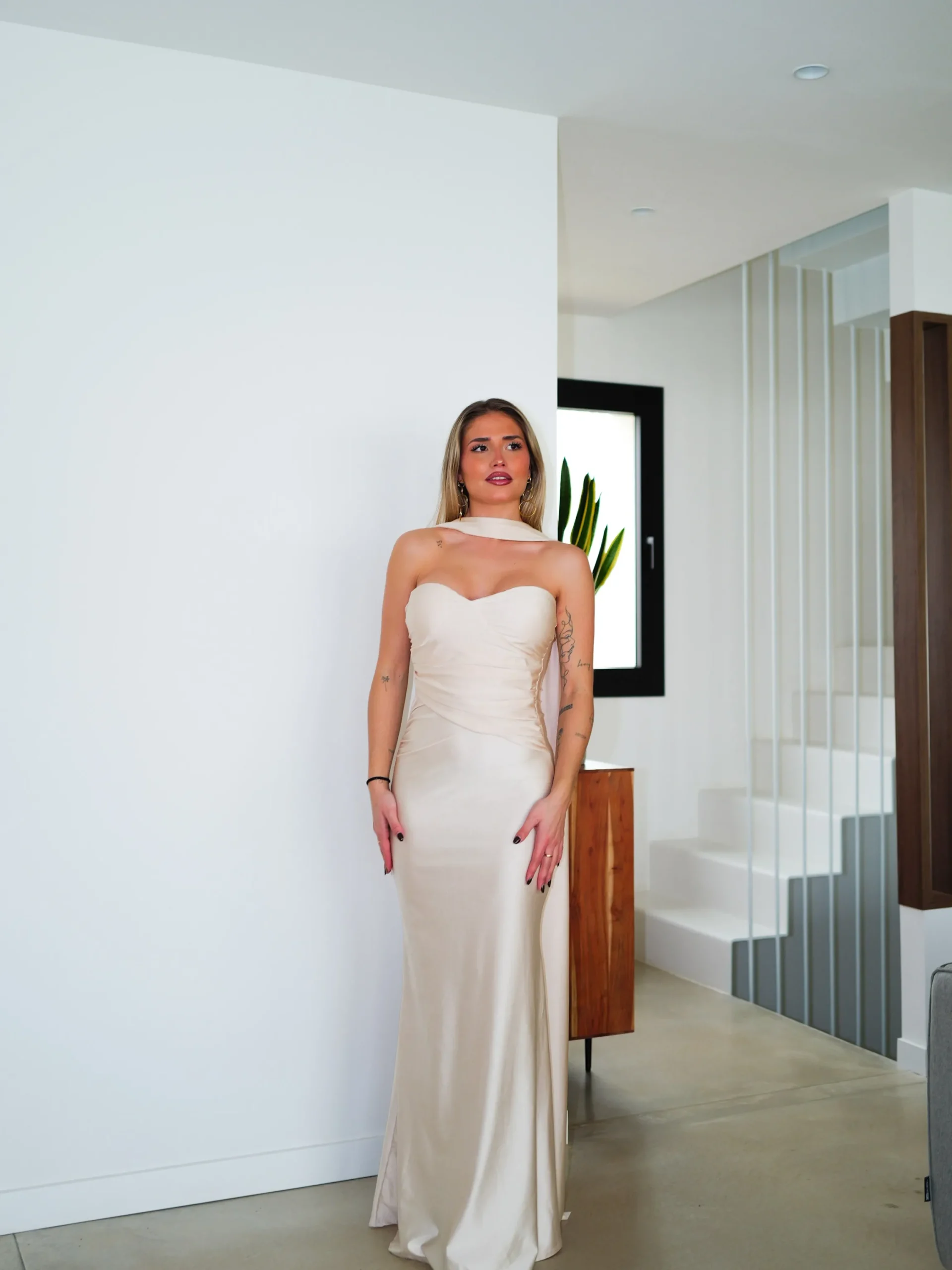 Vestido largo banda choker dorado