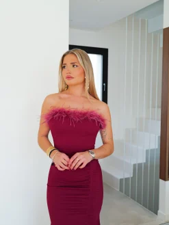 Vestido largo crepe plumas burdeos