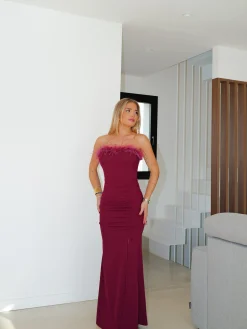 Vestido largo crepe plumas burdeos