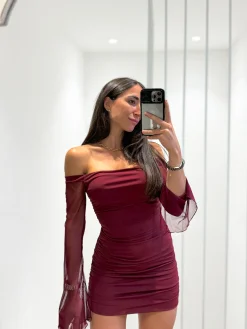 Vestido mini bardot mangas tulle burdeos