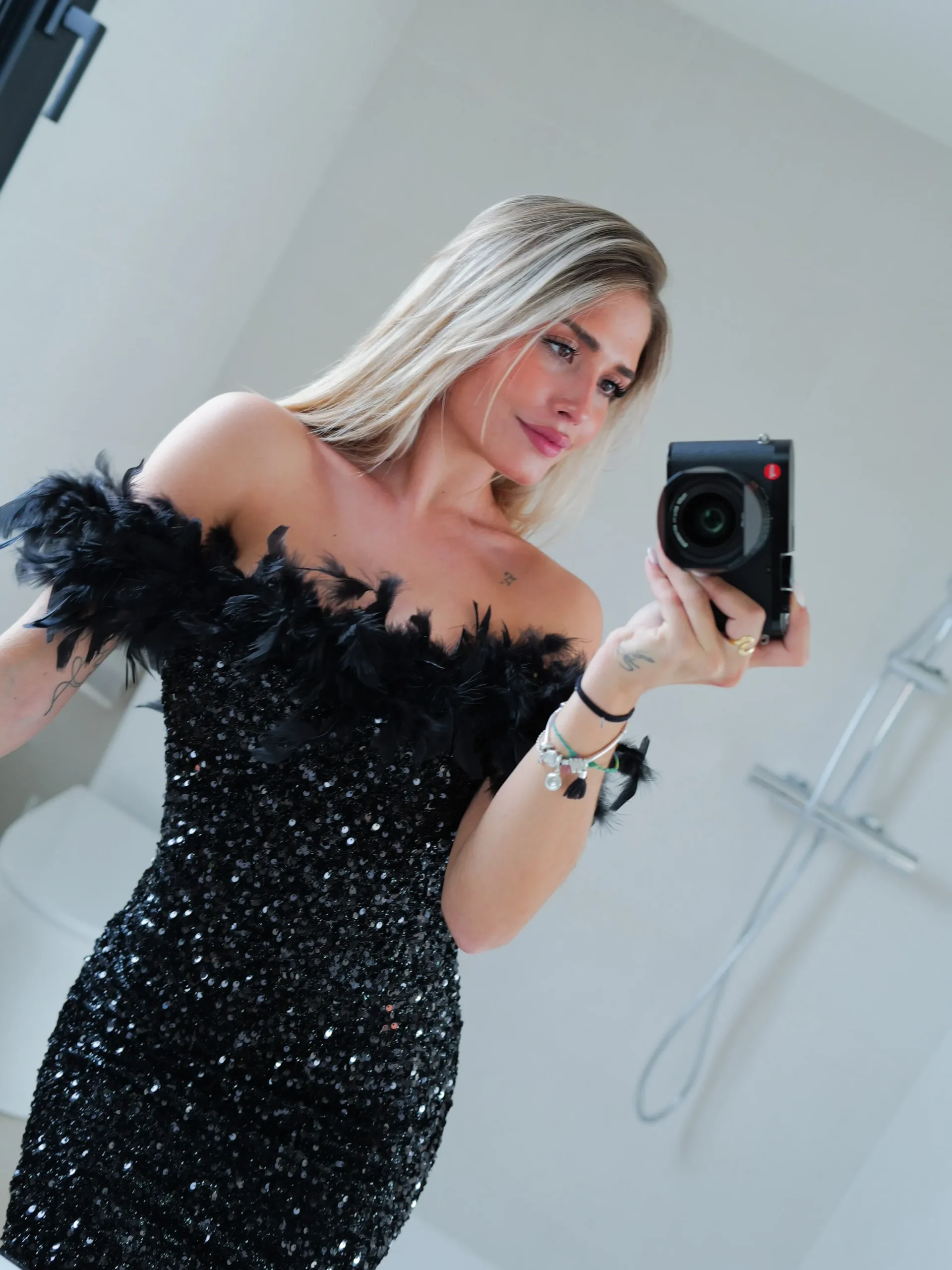 Vestido mini plumas glitter negro