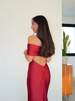 Vestido satin bardot espalda burdeos