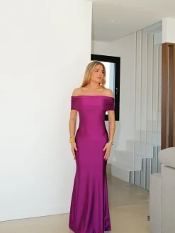 Vestido satin bardot espalda amarena