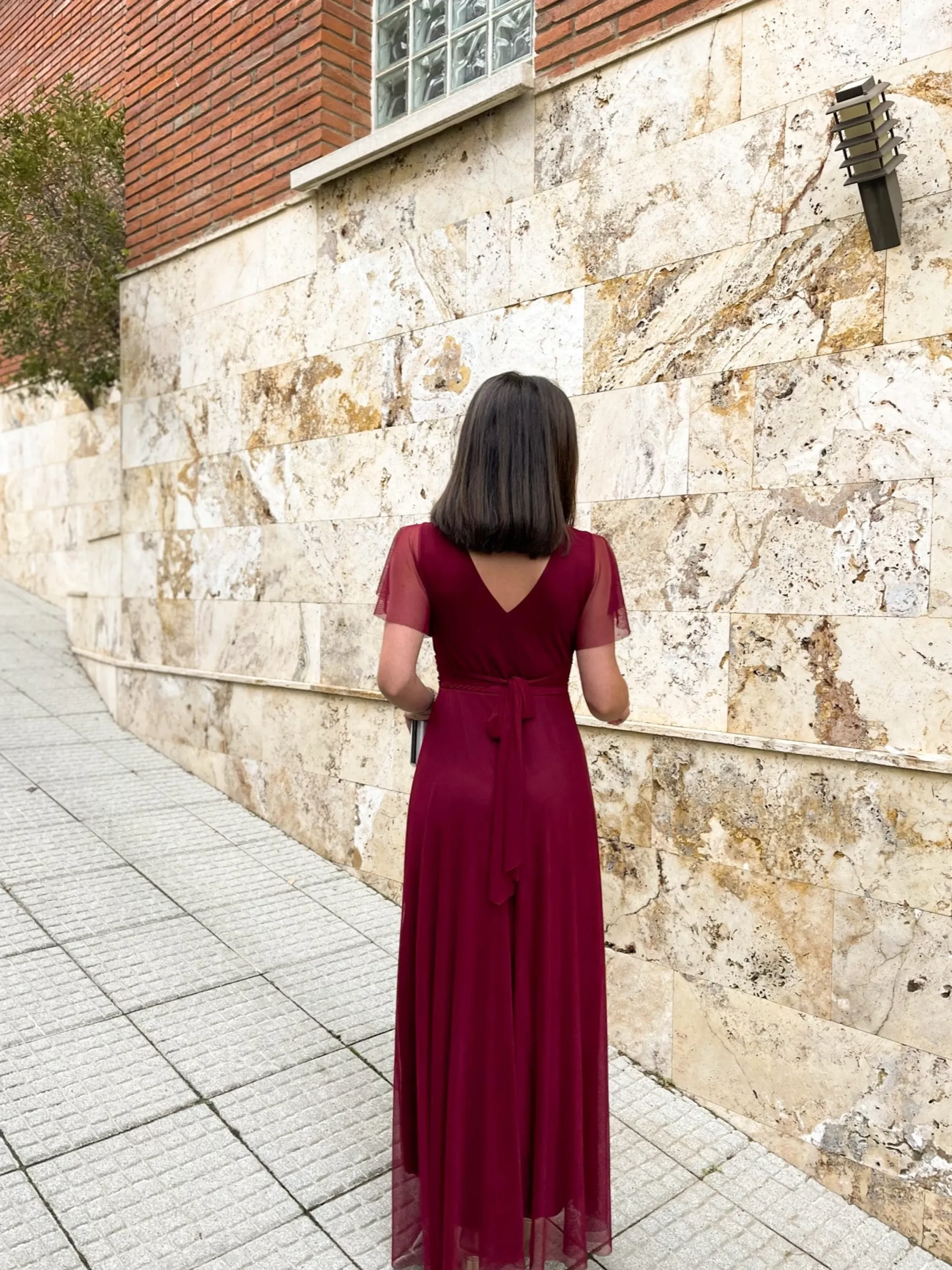 Vestido tulle manga vino