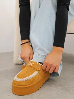 Zueco plataforma bordado camel
